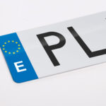 placas de matrícula acrílicas frente a las placas tradicionales