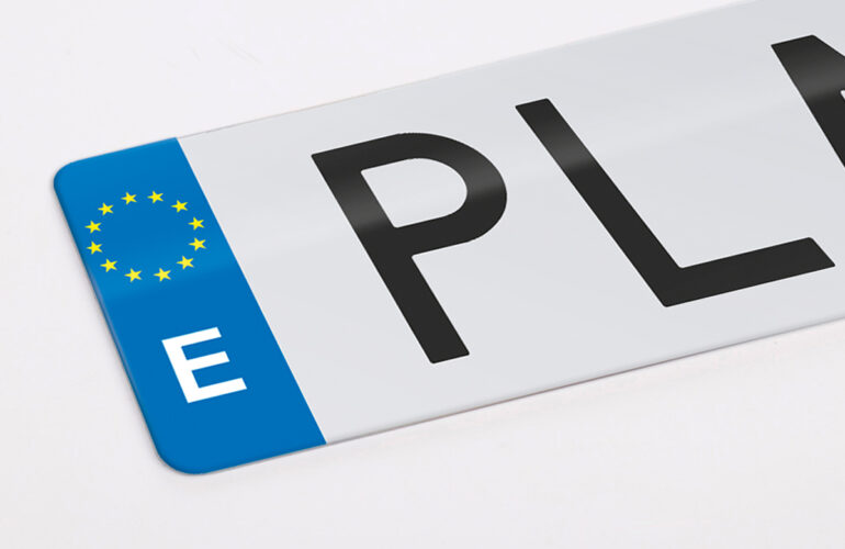 placas de matrícula acrílicas frente a las placas tradicionales