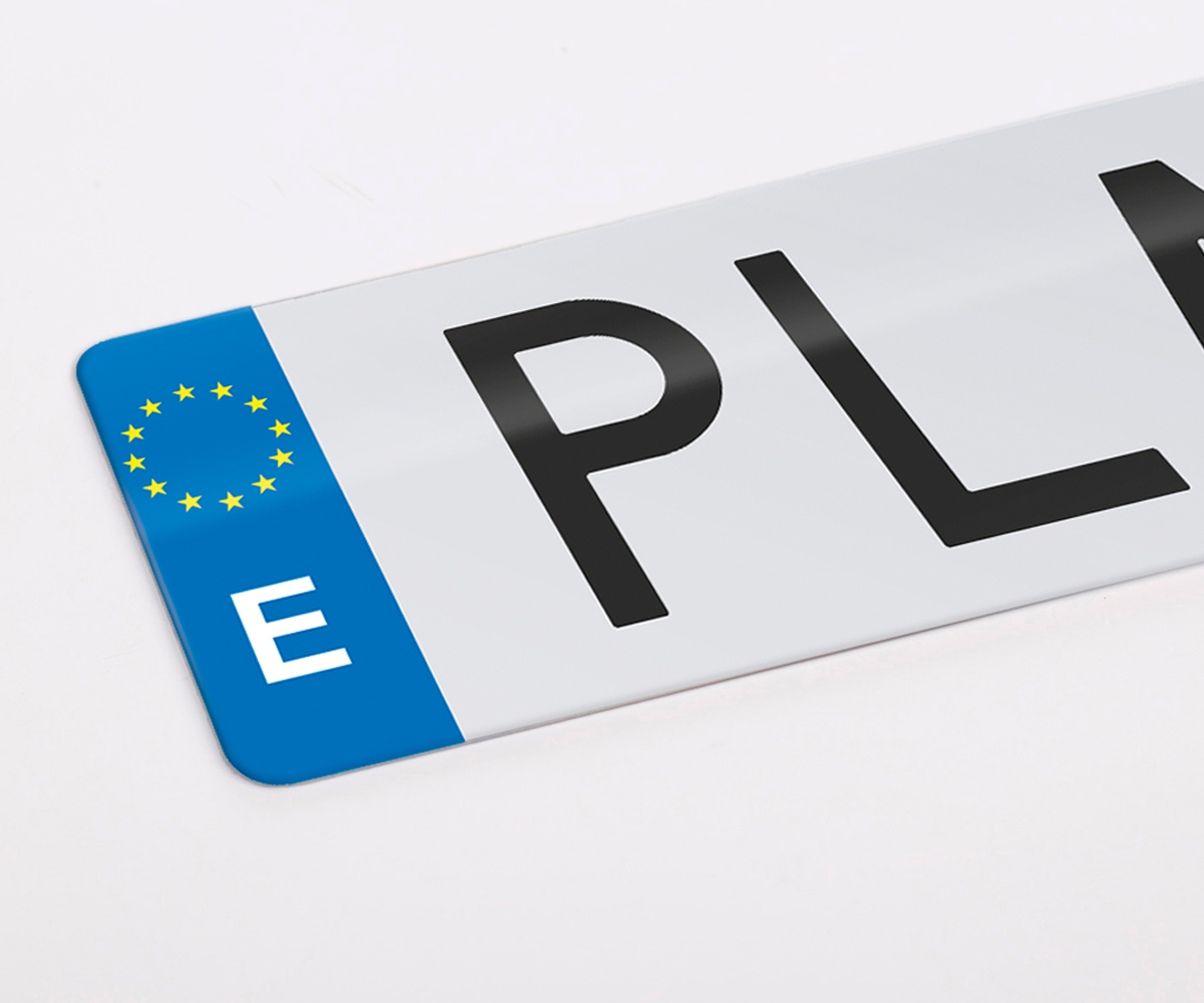 placas de matrícula acrílicas frente a las placas tradicionales
